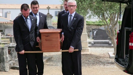 Porteurs au cimetière