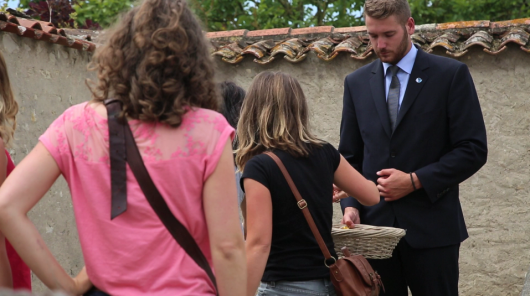 Maître de Cérémonie au cimetière 